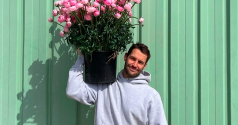 В Париже можно заказать букет в упаковке из архивной ткани Jacquemus