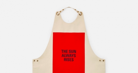 Jil Sander выпустил фартуки с мотивирующими надписями