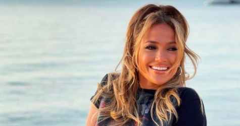 Дженнифер Лопес повторила сцену со стриптизом на пляже из клипа «Love Don't Cost a Thing»