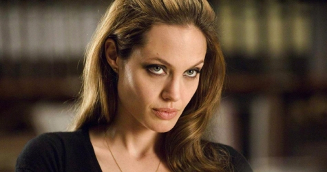 Анджелина Джоли рассказала о борьбе своей матери с раком груди и своей собственной мастэктомии