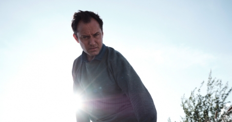 Кинотеатр «Октябрь» покажет первый эпизод мини-сериала с Джудом Лоу «Третий день»