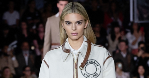 Кендалл Дженнер показала новый цвет волос на шоу Burberry