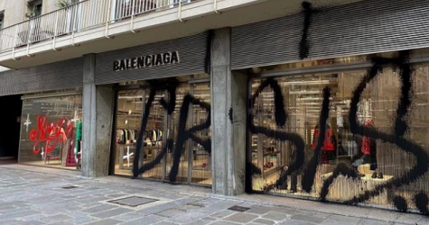 Уличный художник Kidult разрисовал фасад парижского бутика Balenciaga