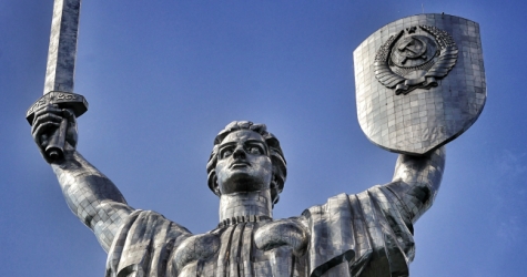 «Родину-мать» в Киеве дополнили флагом ЛГБТ-сообщества