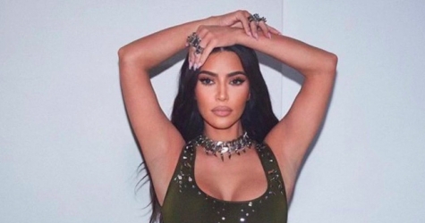 Ким Кардашьян показала свое новое украшение — грилзы из опалов и бриллиантов