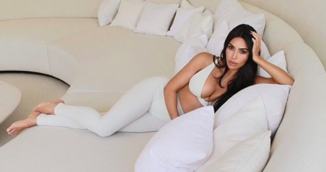 Ким Кардашьян выпустила футболки и трикотажные платья для бренда Skims