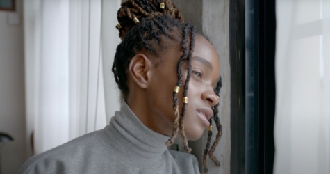 Певица Koffee обратилась к 2021 году в праздничном видео H&M