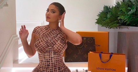 Кайли Дженнер разыгрывает сумки Louis Vuitton ради благотворительности