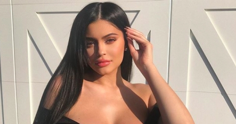 Кайли Дженнер поделилась своим снимком времен беременности