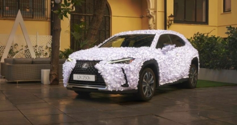 В Испании представили Lexus UX, покрытый тысячами бумажных лепестков