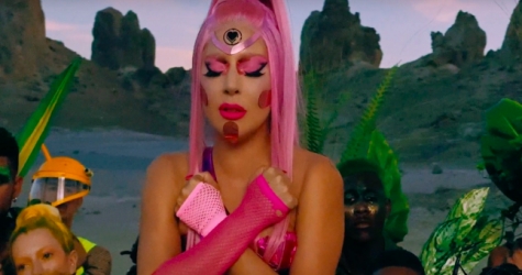 Леди Гага танцует в розовом купальнике в клипе на песню «Stupid Love»