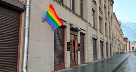 Участники Pussy Riot вывесили радужные флаги на ФСБ, Верховном суде и администрации президента