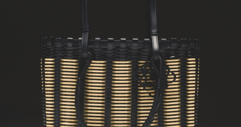 В ЦУМе появились эксклюзивные модели одежды и аксессуаров Loewe