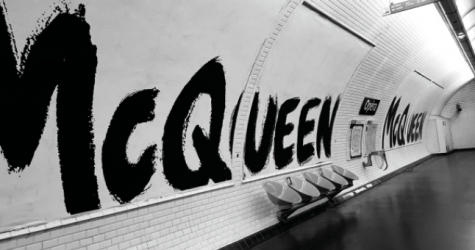 В Лондоне, Париже и Нью-Йорке появились граффити от Alexander McQueen