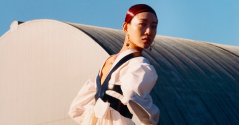 Модели позируют на фоне ангаров и поездов в новой кампании Alexander McQueen