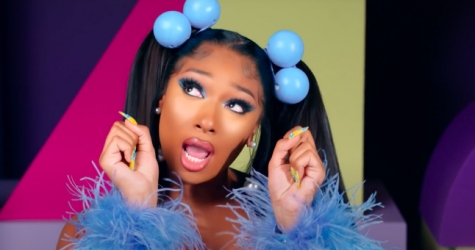 Megan Thee Stallion изображает ожившую куклу в клипе на трек «Crybaby»