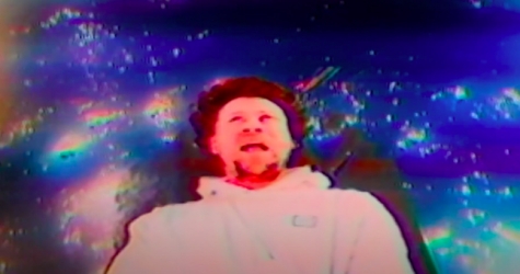 Группа Metronomy выпустила клип в стиле 1990-х на песню «The Light»