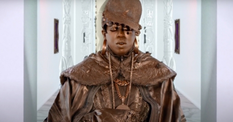 Мисси Эллиотт изображает бронзовую скульптуру в клипе «Cool Off»