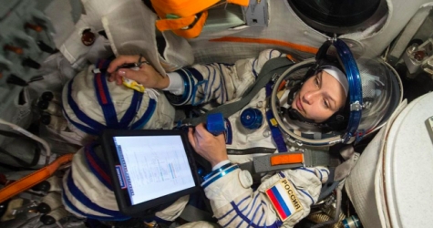 Юлия Пересильд показала, как она готовится к съемкам фильма «Вызов» в космосе