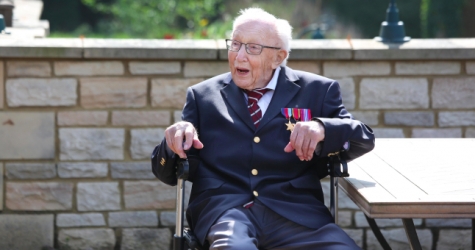 Британского капитана Тома Мура, собравшего более 30 миллионов фунтов для медиков, сделают рыцарем