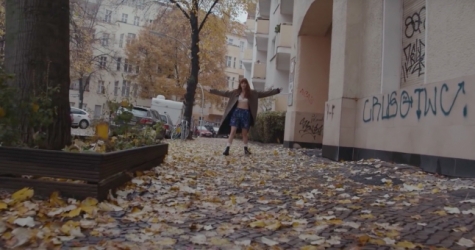 Муся Тотибадзе гуляет по осеннему Берлину в клипе на трек «Кто остановит этот дождь»