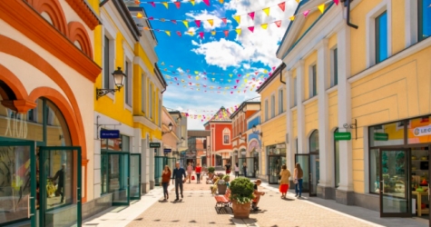 «Outlet Village Белая Дача» и «Outlet Village Пулково» проведут распродажу со скидками до 80% в «черную пятницу»