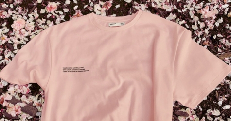 Бренд Pangaia выпустил футболки, окрашенные лепестками цветов вишни