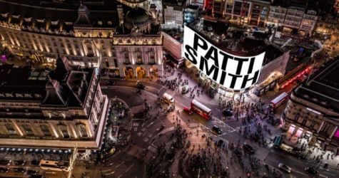 Патти Смит устроит новогодний видеорейв на площади Пикадилли в Лондоне