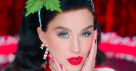 Кэти Перри отдыхает у бассейна вместе с Санта-Клаусом в клипе «Cozy Little Christmas»