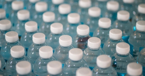 Власти России планируют законодательно запретить посуду из пластика и ватные палочки