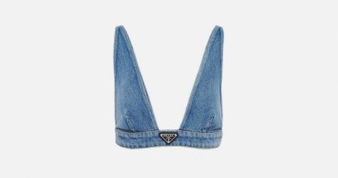 Prada выпустил вязаные сумки и топы-бра из денима для летнего отдыха