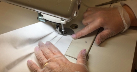 Prada запустил производство медицинских масок и комбинезонов