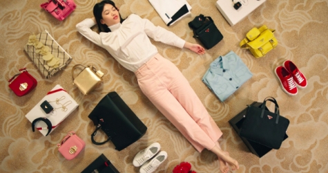 Красные сумки и платья в цветочек: Prada выпустил коллекцию к китайскому Новому году