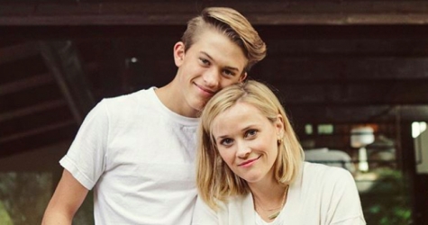 Риз Уизерспун станцевала для TikTok под первый сингл своего сына