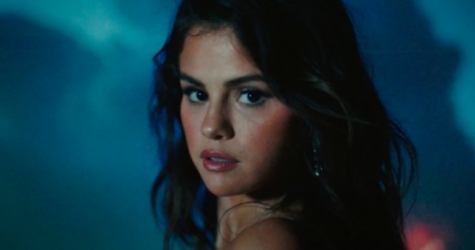 Селена Гомес выпустила клип на еще один свой испаноязычный трек — «Baila Conmigo»