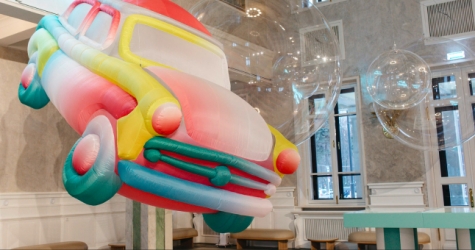 Саша Фролова установила надувной «Москвич» на Северном речном вокзале