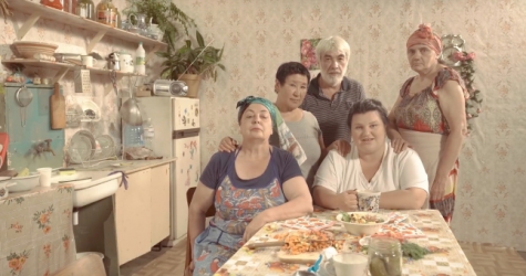 Alyona Alyona выпустила клип «Мамин суп» в стиле «Твин Пикс»