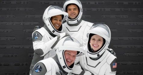 SpaceX показала снимок своего первого гражданского экипажа в скафандрах
