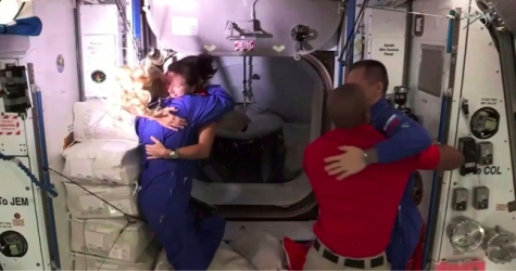 Экипаж Crew Dragon с малышом Йодой на борту совершил стыковку с МКС