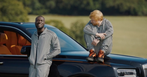 Stormzy и Эд Ширан катаются по полю на автомобиле в видео на песню «Take Me Back to London»