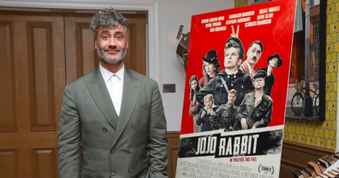 «Дают \"Грэмми\" кому угодно»: Тайка Вайтити отреагировал на награду за музыку к «Кролику Джоджо»