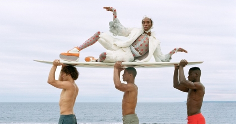 Модель изображает чайку в лукбуке пляжной коллекции Thom Browne