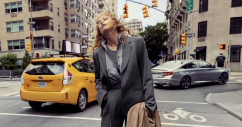 Ракель Циммерман гуляет по Нью-Йорку в новой кампании Totême
