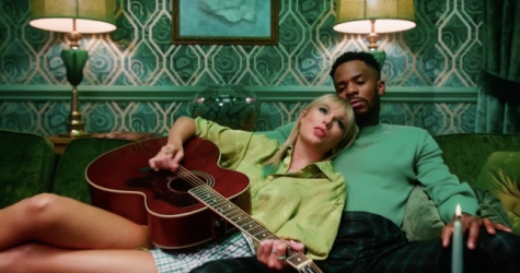 Тейлор Свифт празднует Рождество и плавает в аквариуме в видео на песню «Lover»