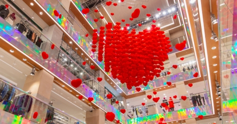 В атриуме ЦУМа появилась праздничная инсталляция к 14 февраля