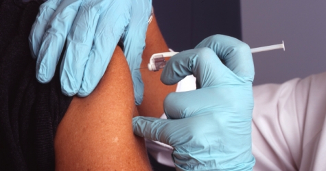 В Госдуме предложили платить пенсионерам за вакцинацию от коронавируса