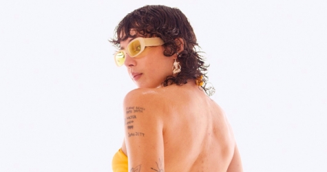 Weekday показал кампанию новой коллекции купальников