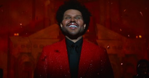 The Weeknd поет в ресторане с ботоксным лицом в клипе «Save Your Tears»