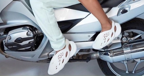 Пользователи соцсетей сравнили новые кроссовки Yeezy с кроксами