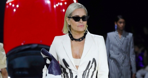 Мать Беллы и Джиджи Хадид приняла участие в показе Off-White